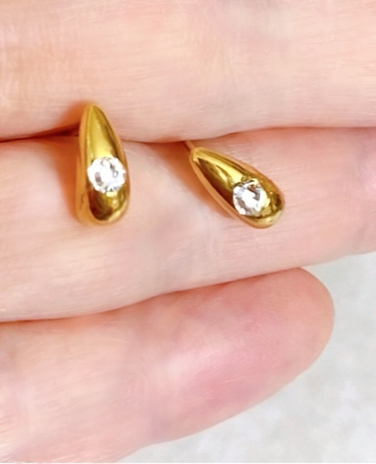 スワロフスキー×サージカルステンレス【金属アレルギー対応】プティ・ドロップ ピアス(ゴールドカラー) - 画像 (2)